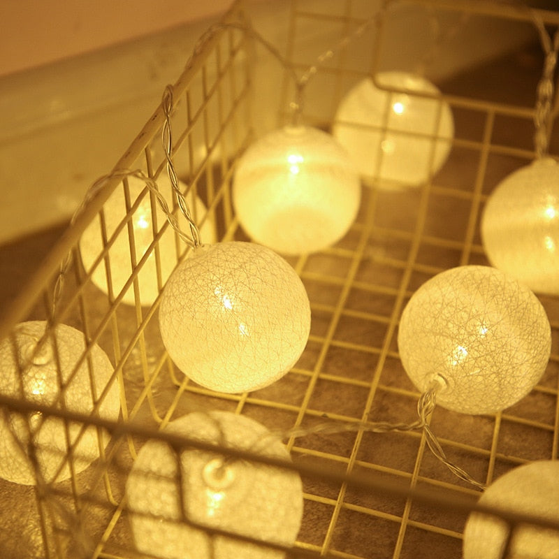 Guirlande lumineuse : boules de coton et leds  Cotton ball lights, Easy  home decor, Handmade lighting